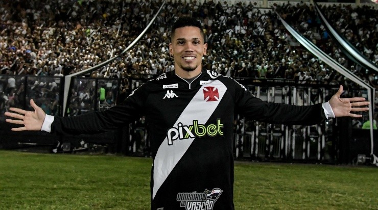 Foto: Thiago Ribeiro/AGIF - Paulinho foi revelado na base do Vasco. Foto: Thiago Ribeiro/AGIF - Paulinho foi revelado na base do Vasco.