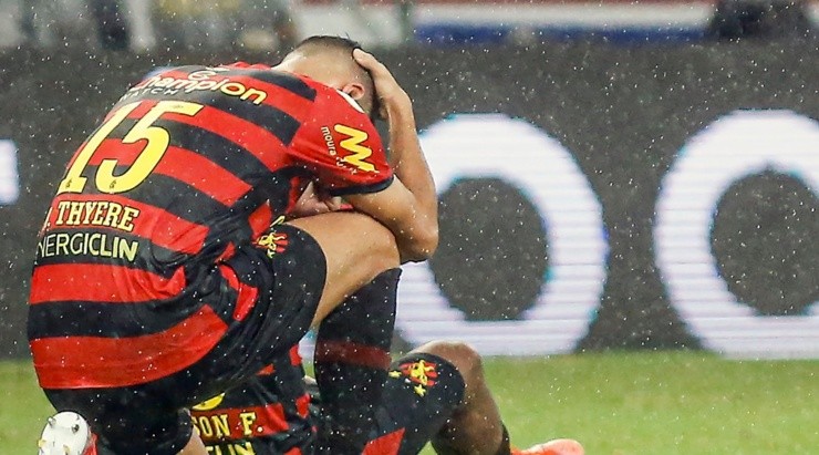 Foto: Paulo Paiva/AGIF - Thyere lamentando a derrota na Copa do Nordeste.