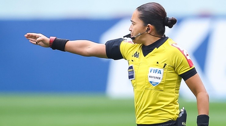 Pedro H. Tesch/AGIF – Edina Alves apitando jogo da série A