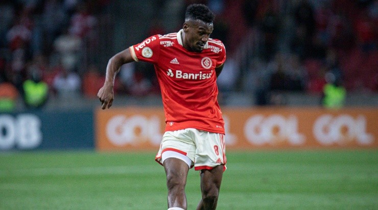 Foto: Maxi Franzoi/AGIF - O camisa 8 foi titular contra o Bragantino e, mais uma vez, recebeu críticas no Beira-Rio