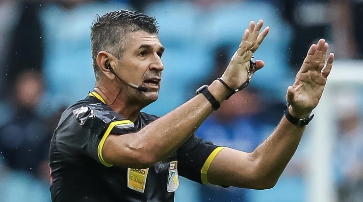 Foto: Pedro H. Tesch/AGIF - Arbitragem gerou polêmica e recebeu críticas.