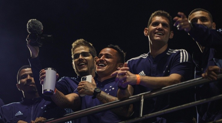 Foto: Gilson Junio/AGIF - Jogadores comemorando com a torcida.