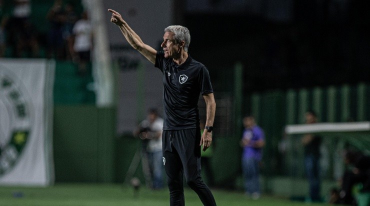 Foto: Isabela Azine/AGIF - Luís Castro durante partida contra o Goiás. Foto: Isabela Azine/AGIF - Luís Castro durante partida contra o Goiás.
