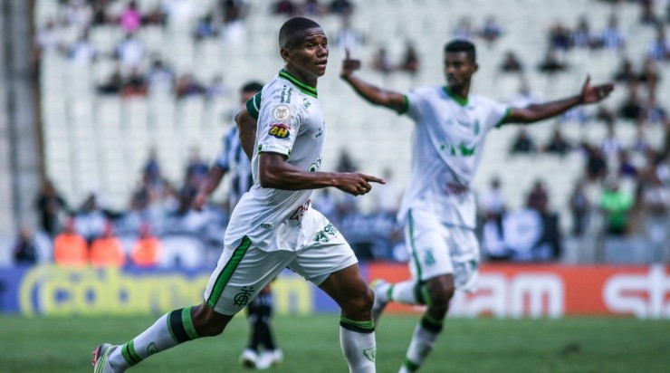 Foto: Kely Pereira/AGIF - Juninho marcou o primeiro gol do jogo. Foto: Kely Pereira/AGIF - Juninho marcou o primeiro gol do jogo.