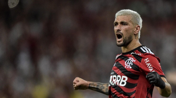 Foto: Thiago Ribeiro/AGIF - Detalhe para a proteção na mão esquerda de Arrascaeta.