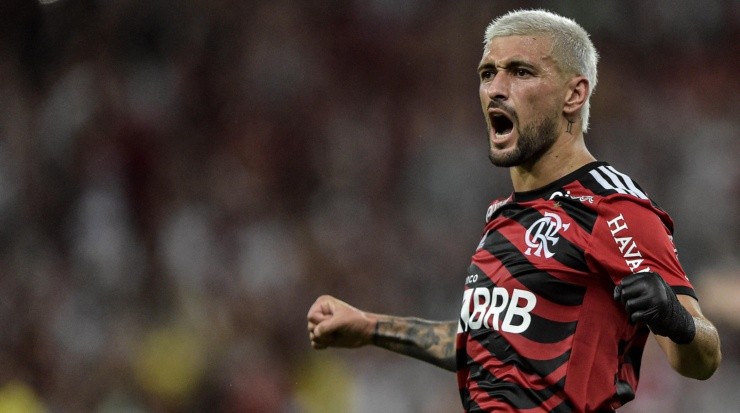 Foto: Thiago Ribeiro/AGIF - Arrascaeta foi exaltado pelo apresentador.