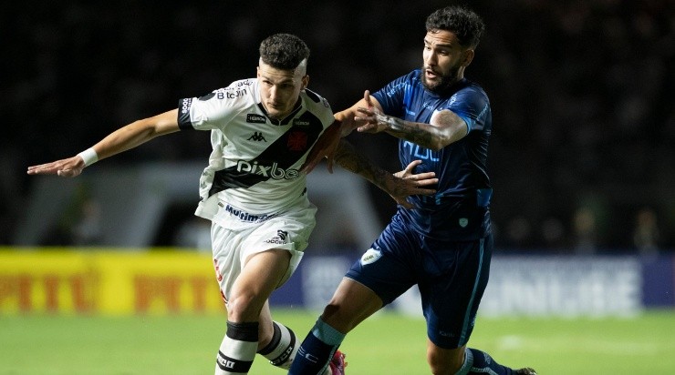 Jorge Rodrigues/AGIF -Danilo Boza jogador do Vasco disputa lance com Pedro Cacho jogador do Londrina
