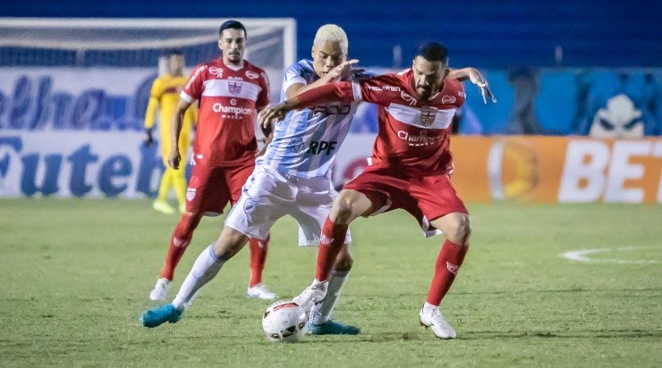 Fernando Teramatsu/AGIF – Anselmo Ramon em disputa pela bola