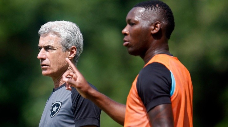 Foto: Vitor Silva/Botafogo/Divulgação - Luís Castro e Patrick de Paula: técnico explicou situação do jovem
