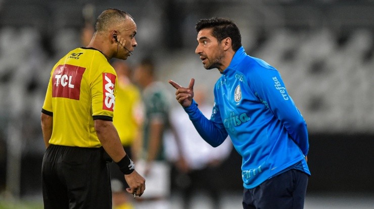 Foto: Thiago Ribeiro/AGIF - Abel reclamou durante os 90 minutos.