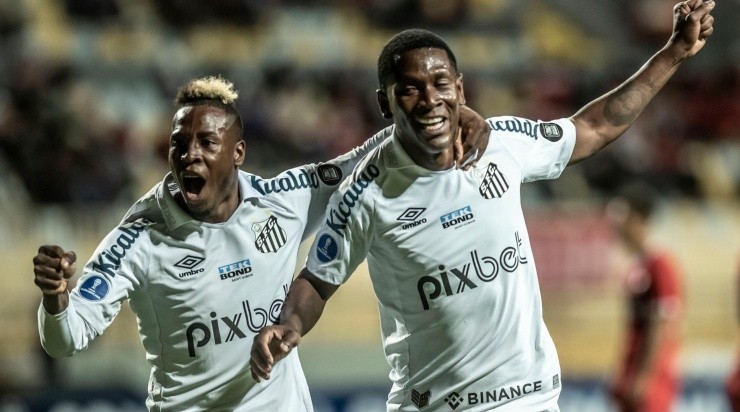 Foto: Ivan Storti/Santos FC/Divulgação - Jhojan Julio e Angulo: dupla tem futuro indefinido no Peixe