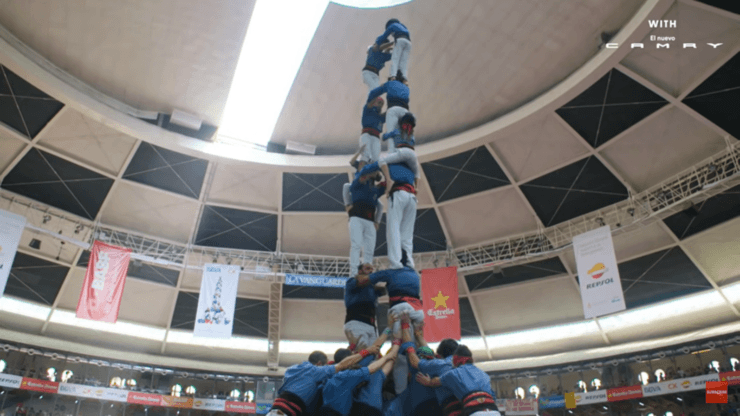 Torres humanas podem chegar a mais de 10 metros de altura (Reprodução/Youtube/Great Big Story) Torres humanas podem chegar a mais de 10 metros de altura (Reprodução/Youtube/Great Big Story)
