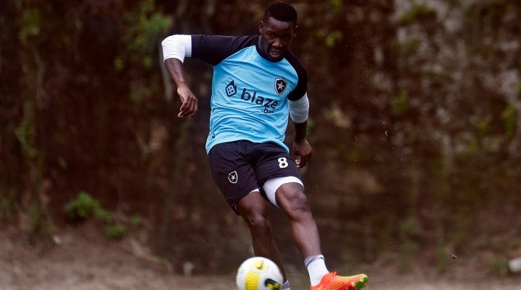 Foto: Vitor Silva/Botafogo/Divulgação - O volante busca reconquistar seu espaço no Botafogo Foto: Vitor Silva/Botafogo/Divulgação - O volante busca reconquistar seu espaço no Botafogo