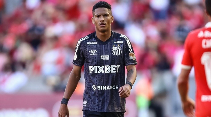 Foto: Pedro H. Tesch/AGIF - Ângelo: atacante está confiante no Santos para duelo com o Galo