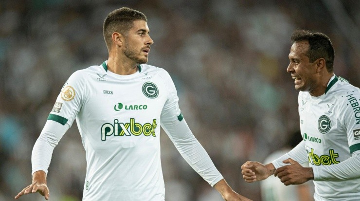 Foto: Jorge Rodrigues/AGIF - Vinícius é destaque ao lado de Pedro Raul. Foto: Jorge Rodrigues/AGIF - Vinícius é destaque ao lado de Pedro Raul.