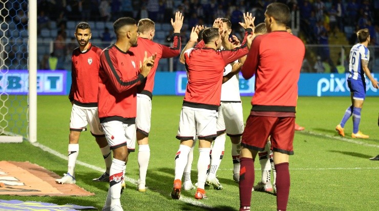 Foto: Douglas Silveira/AGIF - Jogadores comemorando gol contra o Avaí.