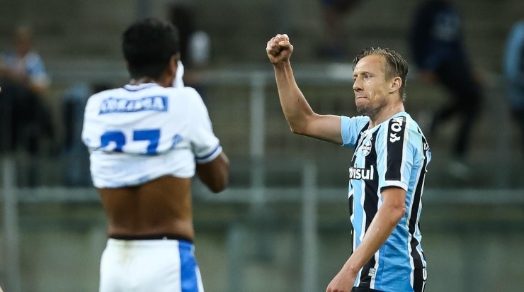 Foto: Pedro H. Tesch/AGIF - Lucas Leiva marcou seu segundo gol na volta ao Grêmio. 