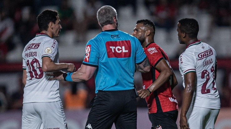 Foto: Heber Gomes/AGIF - Partida foi de ânimos quentes em Goiânia.