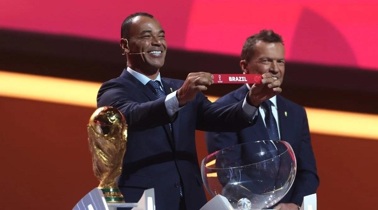 Foto: FIFA/Getty Images - Cafu foi um dos responsáveis pelo sorteio dos grupos.