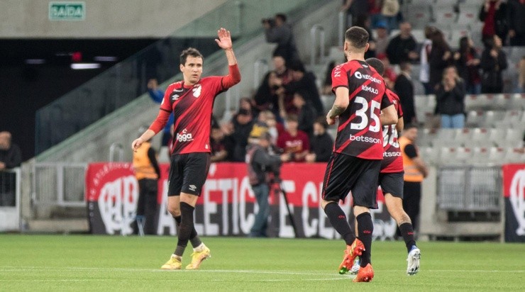 Foto: Robson Mafra/AGIF - O atacante evitou a derrota em casa do Furacão