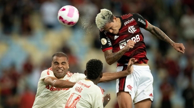 Foto: Jorge Rodrigues/AGIF - Pedro em disputa na área do Inter.