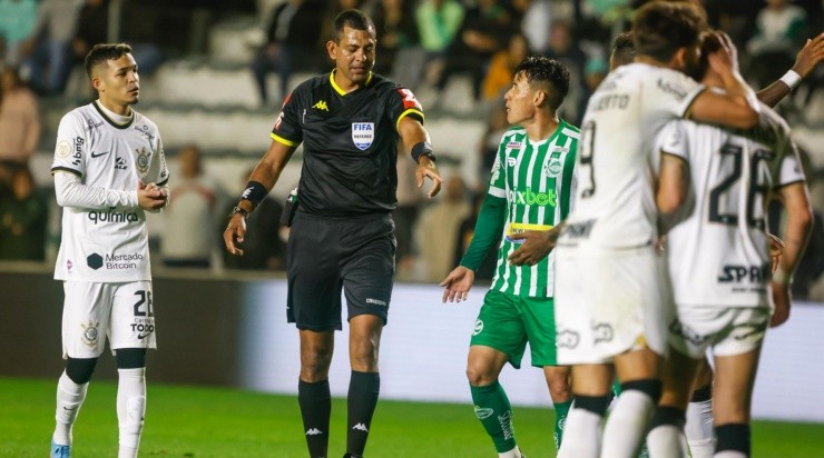 Foto: Luiz Erbes/AGIF - Arbitragem gerou polêmica.