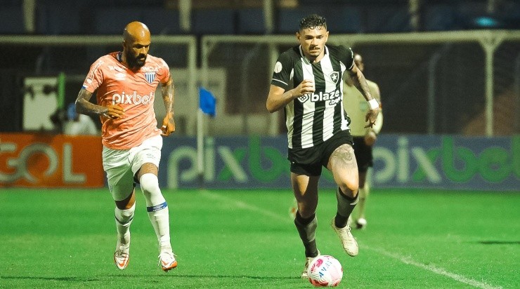Foto: R.Pierre/AGIF - Avaí jogou com uniforme em homenagem ao Outubro Rosa.