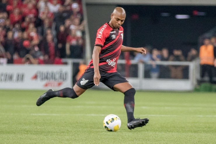 Robson Mafra/AGIF – Fernandinho atuando com a camisa do Furacão