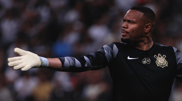 Foto: Ettore Chiereguini/AGIF - Carlos Miguel foi bem diante do Furacão. Foto: Ettore Chiereguini/AGIF - Carlos Miguel foi bem diante do Furacão.