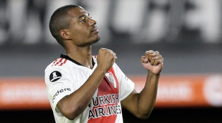 Foto: Fotobairesarg/AGIF - De La Cruz pode sair de graça do River Plate.