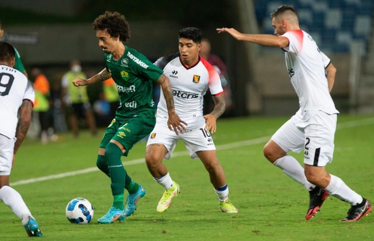 Gil Gomes/AGIF – Valdivia jogador do Cuiabá disputa lance com Iberico Robalino jogador do Melgar