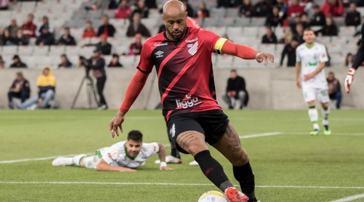 Foto: Robson Mafra/AGIF - O zagueiro Thiago Heleno também retorna no clássico
