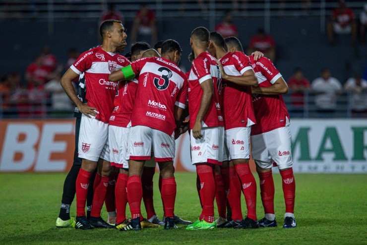 Celio Junior/AGIF – Jogadores do CRB se reunindo no campo