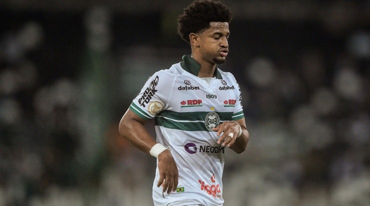 Foto: Thiago Ribeiro/AGIF - Warley: ponta está suspenso e desfalca o Coxa no clássico Foto: Thiago Ribeiro/AGIF - Warley: ponta está suspenso e desfalca o Coxa no clássico