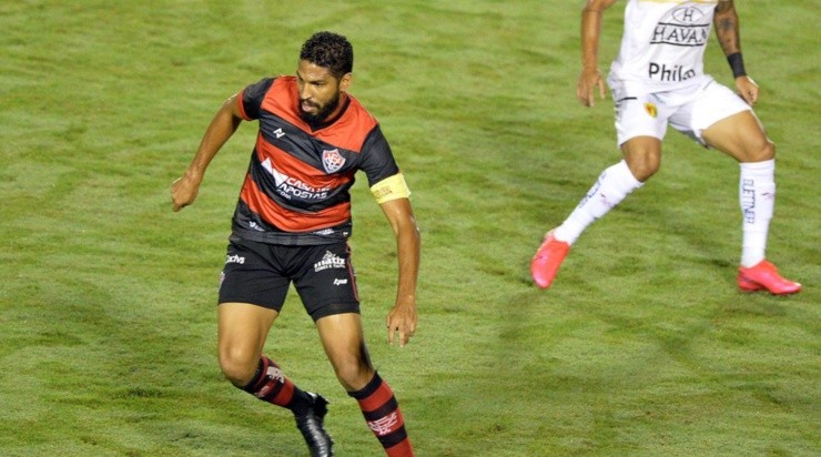 Foto: Walmir Cirne/AGIF - Wallace em ação pelo Vitória no ano passado. 