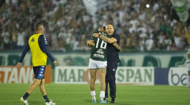 Foto: Diogo Reis/AGIF - Mozart abraçando o elenco após o apito final.