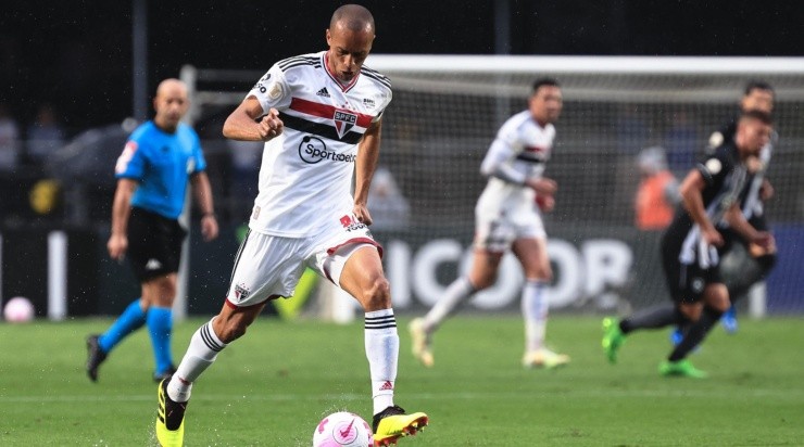 Foto: Ettore Chiereguini/AGIF - Miranda: contrato do zagueiro está próximo do fim