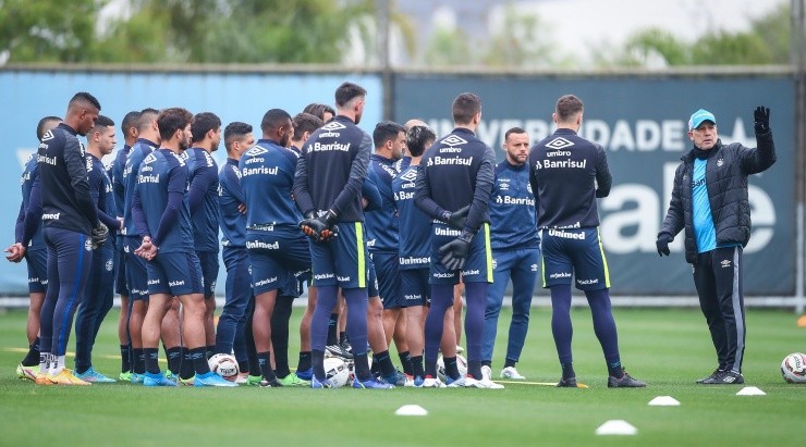 Foto: Lucas Uebel/Grêmio/Divulgação - O treinador reuniu o elenco para conversar antes de treinamento