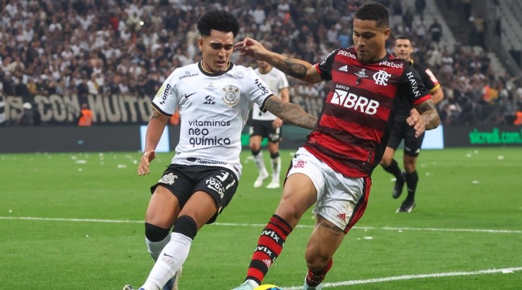 Foto: Marcello Zambrana/AGIF - João Gomes reclamou da arbitragem.