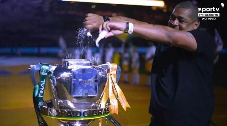 Foto: Reprodução/SporTV - Vampeta jogou água e sal na taça.