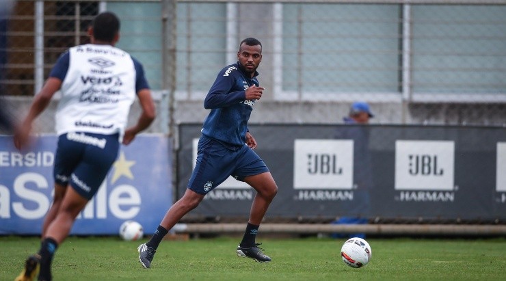 Foto: Lucas Uebel/Grêmio/Divulgação - Léo Gomes: lateral pode ser titular contra o Bahia