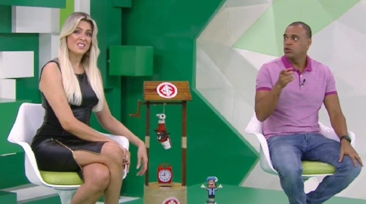 Foto: Reprodução/Band - Renata e Denílson tiveram opiniões divergentes sobre o lance.