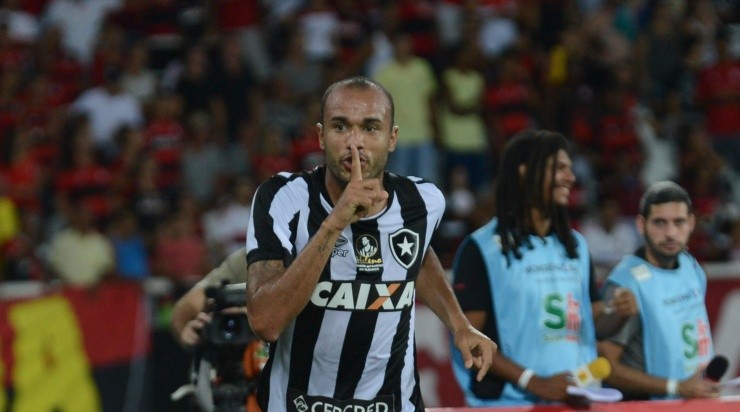 Foto: Armando Paiva/AGIF - Roger fez 17 gols pelo Alvinegro.