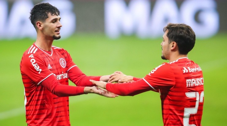 Foto: Pedro H. Tesch/AGIF - Johnny e Maurício em ação pela Copa do Brasil de 2021. Foto: Pedro H. Tesch/AGIF - Johnny e Maurício em ação pela Copa do Brasil de 2021.