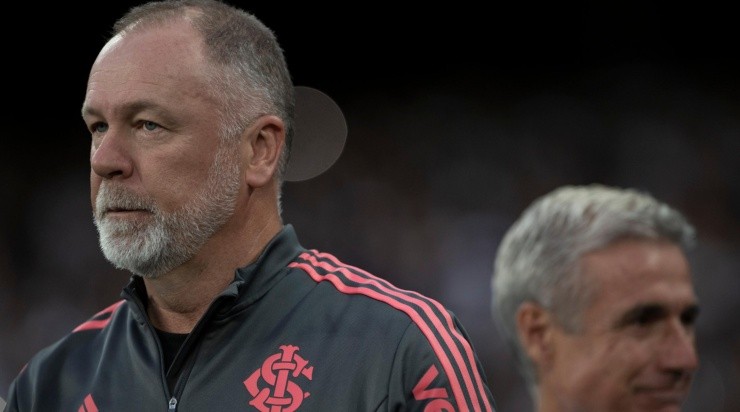 Foto: Jorge Rodrigues/AGIF - Mano Menezes: técnico se manifestou sobre a situação dos extremas Foto: Jorge Rodrigues/AGIF - Mano Menezes: técnico se manifestou sobre a situação dos extremas