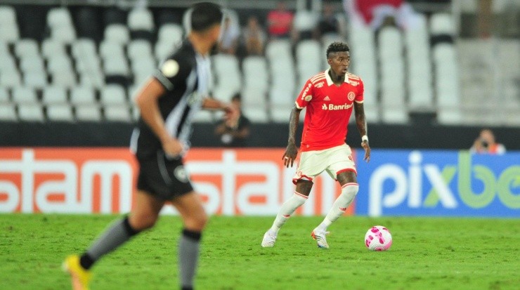 Foto: Internacional/Divulgação - Vitão: zagueiro tem futuro indefinido no Inter