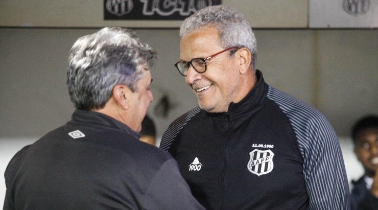 Rogério Capela/AGIF -Hélio dos Anjos, técnico do Ponte Preta, cumprimenta Gilson Kleyna durante partida contra o Chapecoense