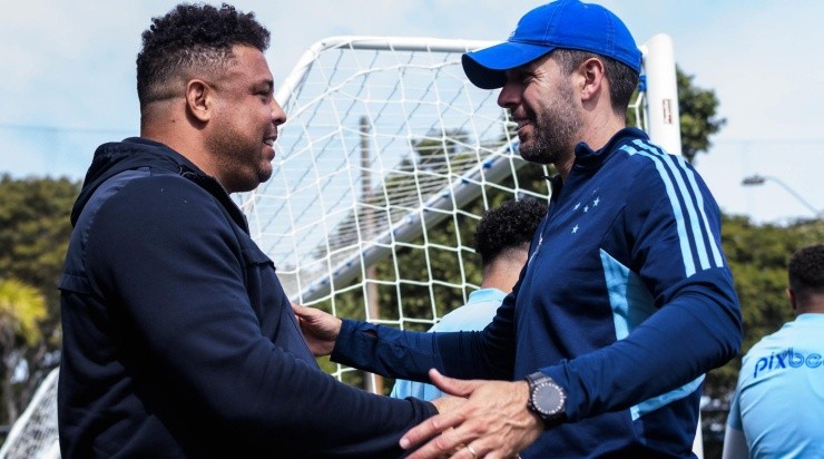 Foto: Gustavo Aleixo/Cruzeiro/Divulgação - Ronaldo 'Fenômeno' e Pezzolano: técnico também aguarda reforços para 2023 Foto: Gustavo Aleixo/Cruzeiro/Divulgação - Ronaldo 'Fenômeno' e Pezzolano: técnico também aguarda reforços para 2023