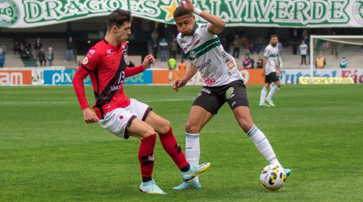 Foto: Robson Mafra/AGIF - Shaylon alternou entre a reserva e a titularidade em 2022.