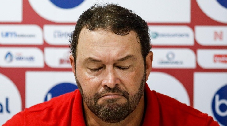 Foto: Rafael Vieira/AGIF - Roberto Fernandes também pode cair com o CSA. 